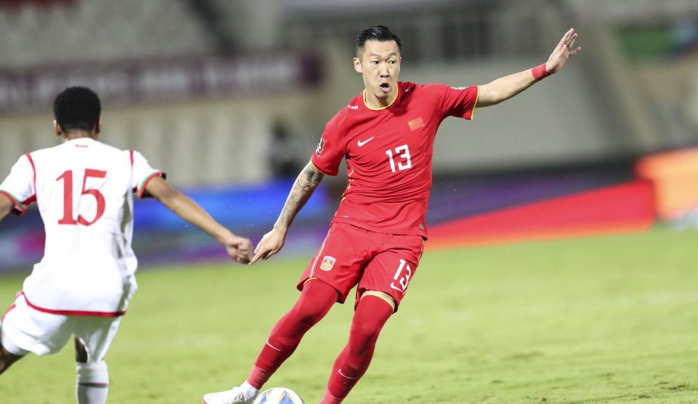 片中，杰森·斯坦森和吴京潜入7000米深渊，智勇双雄联手迎战巨齿鲨群和远古怪兽，开启一场惊险刺激的深海之旅